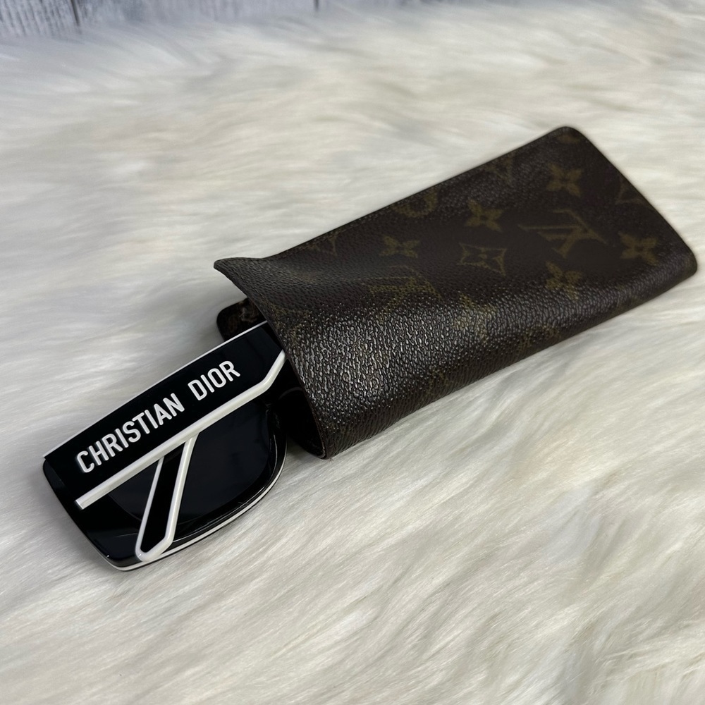 LOUIS VUITTON sunglasses case in monogram